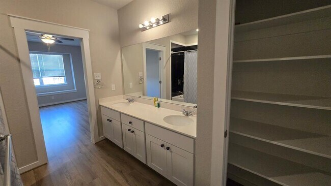 Building Photo - 602 Pearly Eye Dr