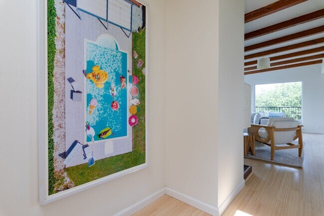 Building Photo - Beautiful Hollywood Hills Home For Lease!