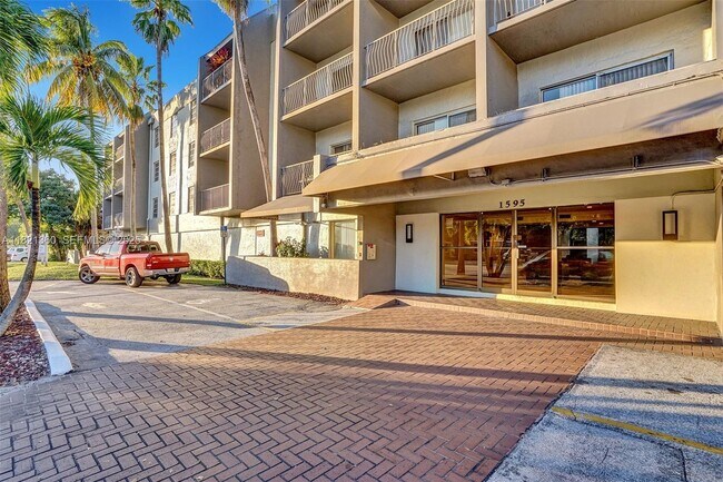 Building Photo - 1595 NE 135th St