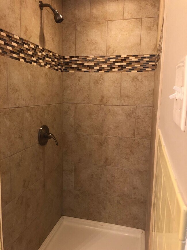Building Photo - Bright and Spacious 4 Bedroom Home!