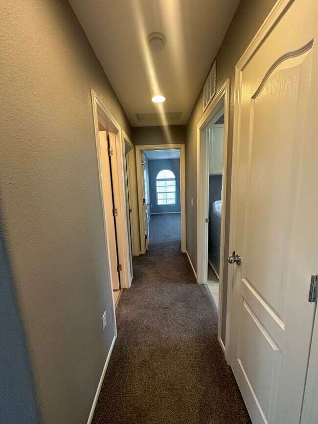 Building Photo - *$500 OFF 1ST MONTHS RENT. MUST MOVE IN BY...