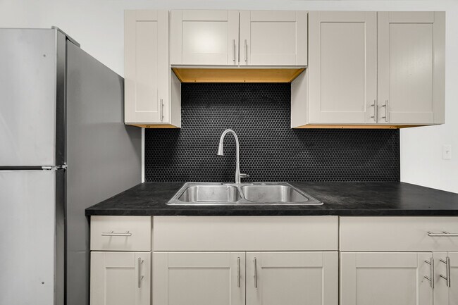 Building Photo - 2654 W 12th Pl