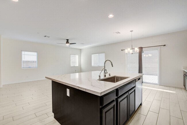 Building Photo - 4 Bedroom Townhouse in Tule Springs