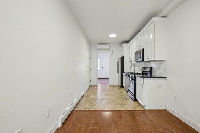 Building Photo - 76 Hutton St