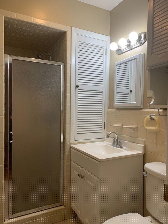 Building Photo - Your Next Home Awaits! 3 Bed/2 Bath Near J...