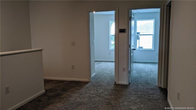 Building Photo - 373 SE Sea Hunt Way