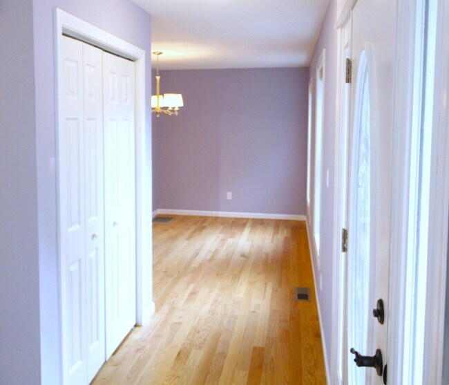Building Photo - Privacy, Space, and Modern Comfort in Salem