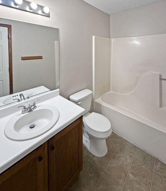 Building Photo - 2BD/1.5BA Unit at Pinecrest Apartments in ...