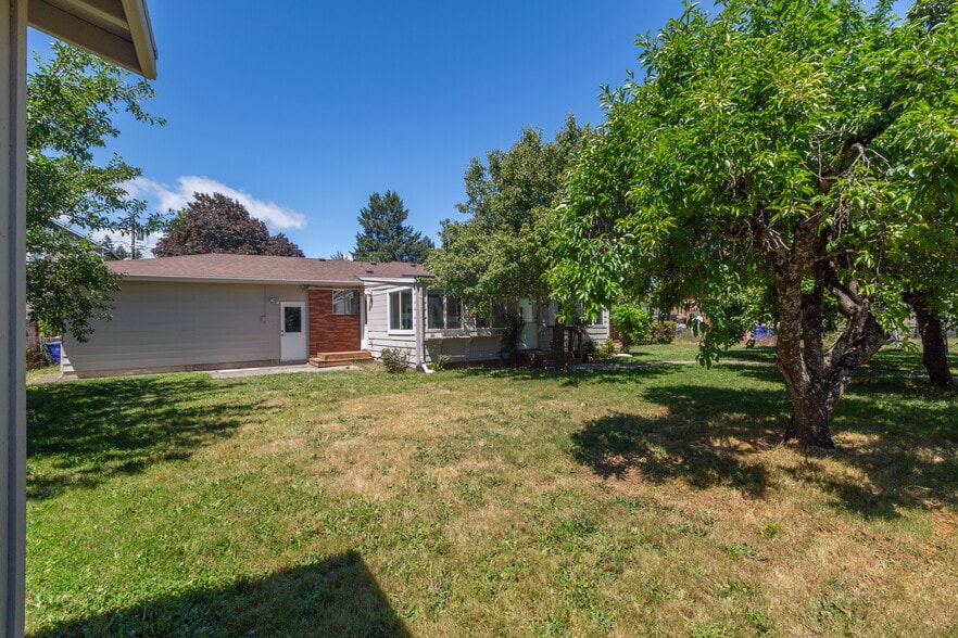 Building Photo - 3728 SE 49th Ave