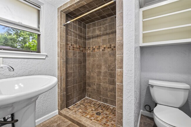 Building Photo - 8103 Oak Moss Dr