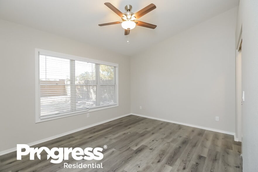 Building Photo - 814 N Sailors Way