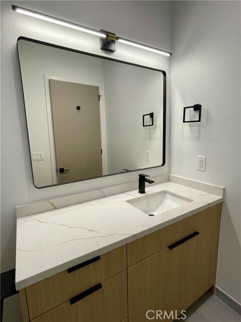 Building Photo - 613 W 41st Pl