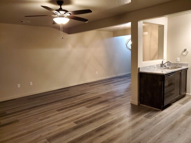 Building Photo - 1000 Bluff View Dr