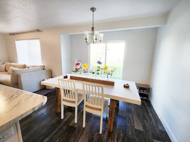 Building Photo - 447 S Pegasus Way