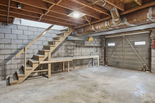 Building Photo - Donelson mid-mod ranch with full unfinished basement workshop, large yard, 3 BR 1 Bath, 20 minute...