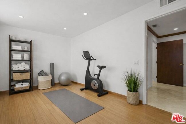 Building Photo - 865 Warner Ave