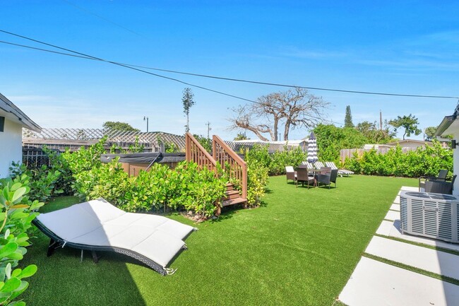 Building Photo - 1433 NE 53rd Ct