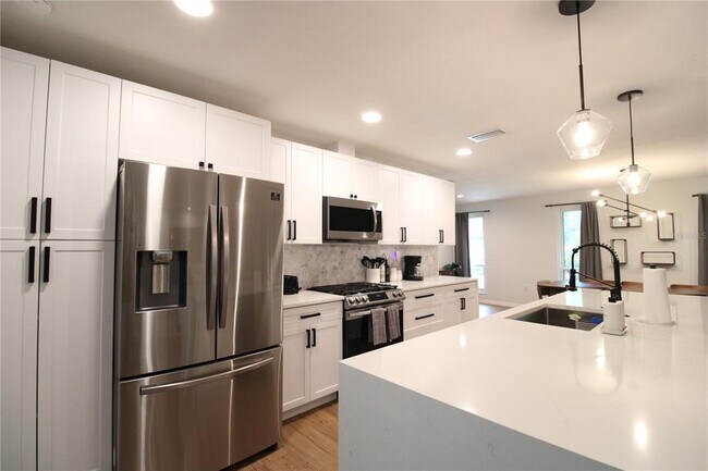 Building Photo - 3745 SW 6th Pl
