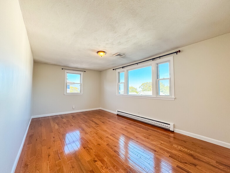 Building Photo - 74 Dunboy St