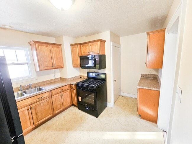 Building Photo - 17 W Woodsdale Ave