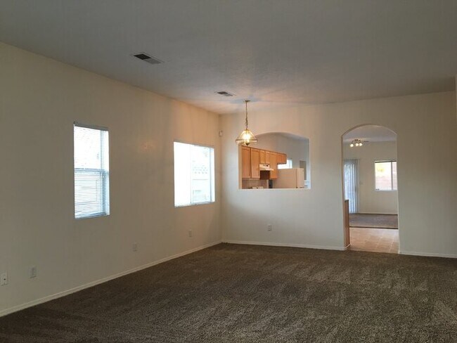 Building Photo - 3BR/2Living in Enchanted Hills!