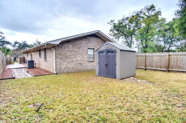 Building Photo - Beautiful 3BR Home in North Hill – Special: ½ Off Deposit for Active-Duty Military!