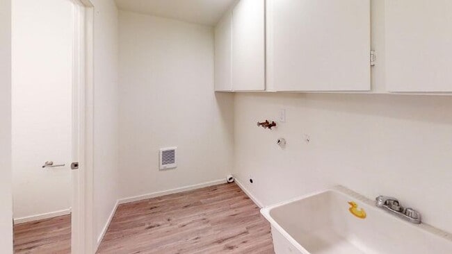 Building Photo - Amazing 2 Bedroom Single-level Duplex w/ A...