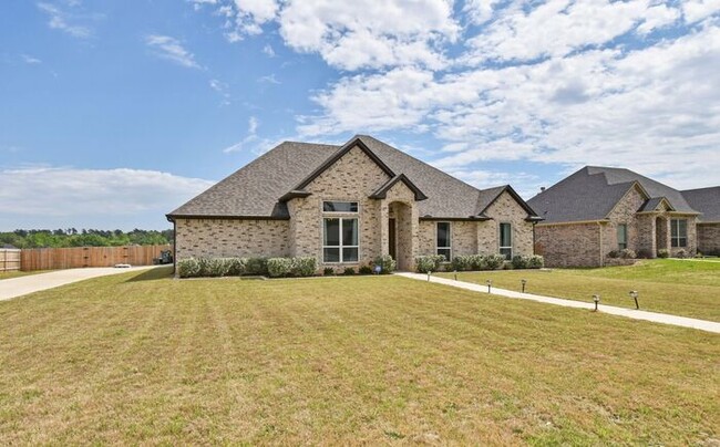 Building Photo - Stunning 4 Bed 2 Bath!