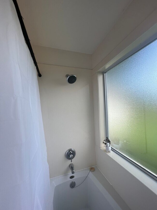 Building Photo - Adorable 3 Bedroom property with a sunroom...
