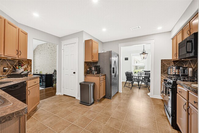Building Photo - 9825 Hyacinth Way