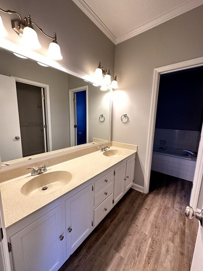 Building Photo - Large 2 Bedroom 2 Bath Condo in the Forest Oaks Community!!