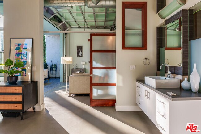 Building Photo - 1152 N La Cienega Blvd