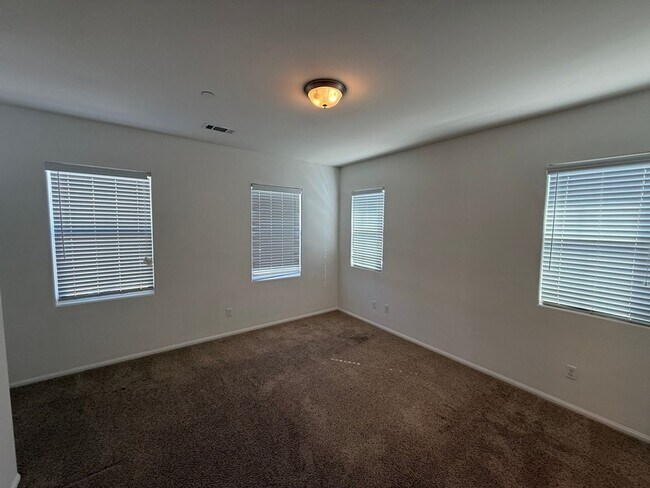 Building Photo - Newer 3 Bedroom Home! Near shops and restaurants!
