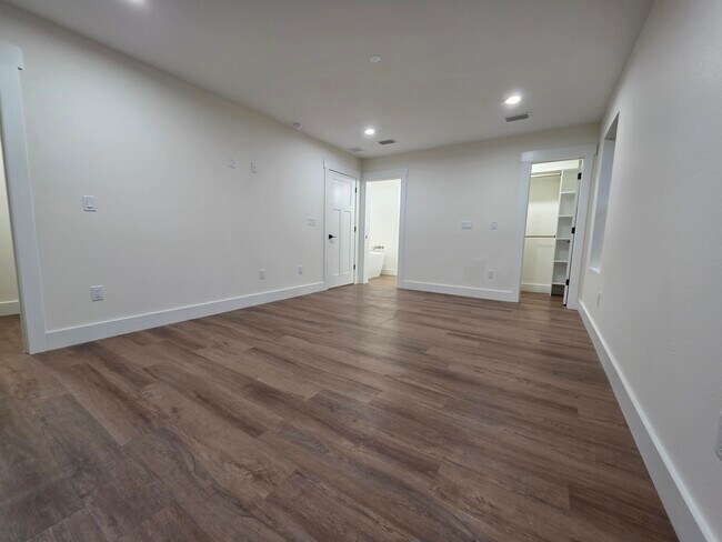 Building Photo - 4699 Meadow Lake Dr