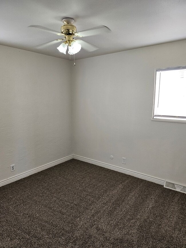 Building Photo - ALL PROSPECTIVE TENANTS MUST SUBMIT A ON LINE APPLICATION AND BE PRE-QUALIFIED PRIOR TO ANY SHOWI...