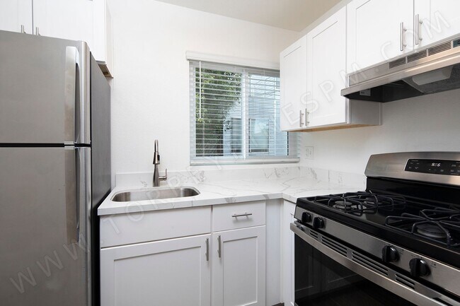 Building Photo - *OPEN HOUSE: 9/27 2-3PM* Gorgeous 2BR in H...