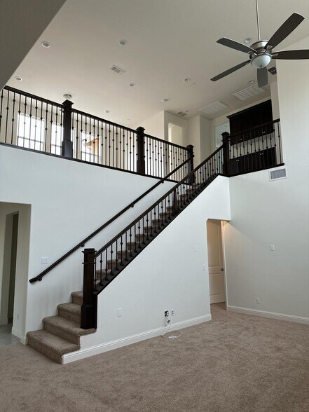 Building Photo - 499 Russell Way