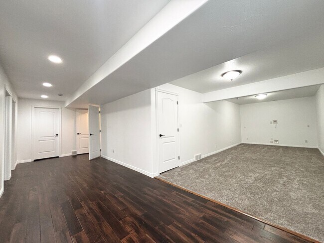Building Photo - Beautiful Draper Townhome at Bella Monte!