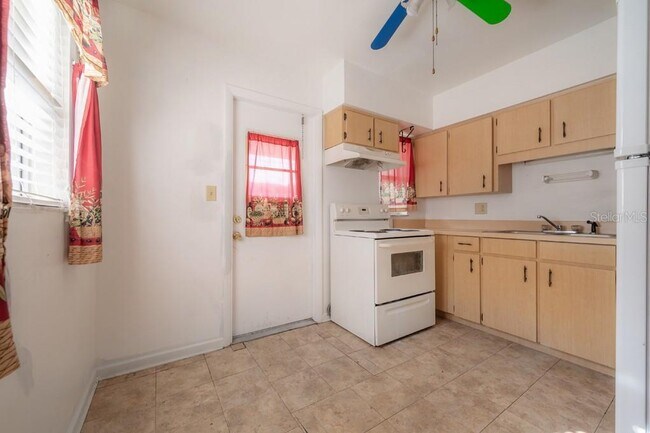 Building Photo - 649 W 11th St