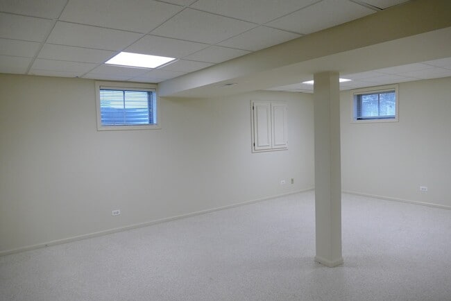 Building Photo - 2052 Spice Cir