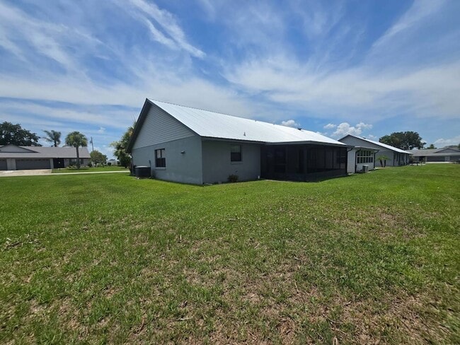 Building Photo - 2511 N Orangewood St