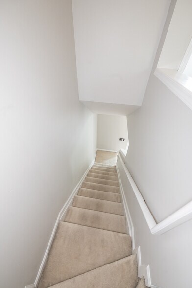 Stairwell to main floor. Thanks for viewing!!! - 2922 Duvalla Ave