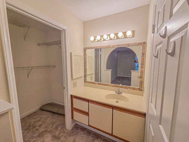 Building Photo - Stunning 2br/2bth condo in North Bethesda,...