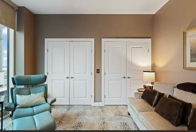 Building Photo - Centerpointe- Urban luxury living!!