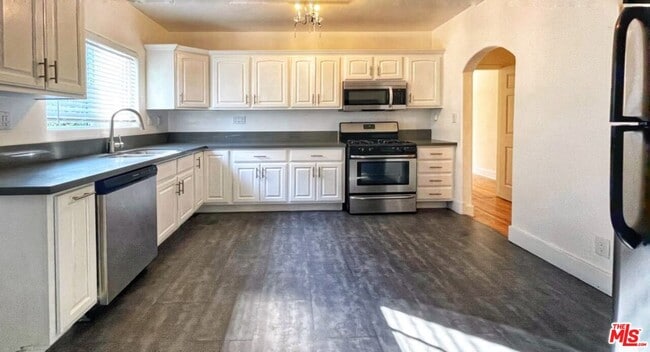 Building Photo - 838 N Sycamore Ave