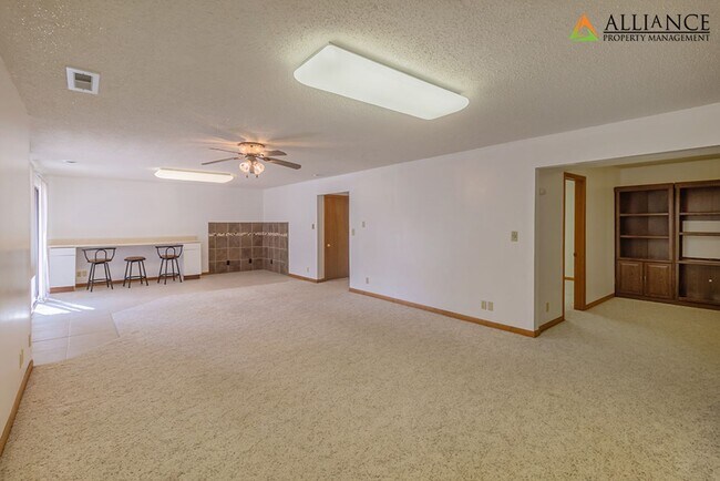 Building Photo - Amazing, Spacious Home! Pet Friendly!