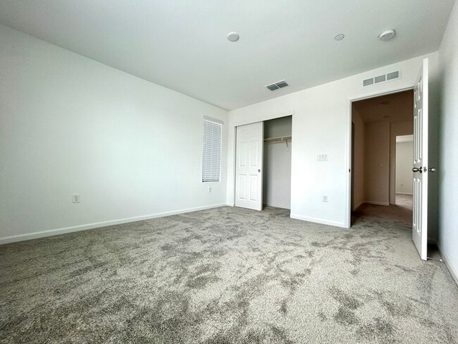 Building Photo - Beautiful Newer 4 Bedroom 3 Bathroom with ...