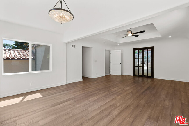 Building Photo - 1527 N Beverly Dr