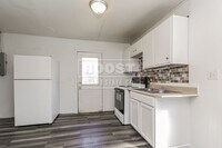 Building Photo - 3 Bedroom 1 Bathroom Single Family Home Available in Springfield!