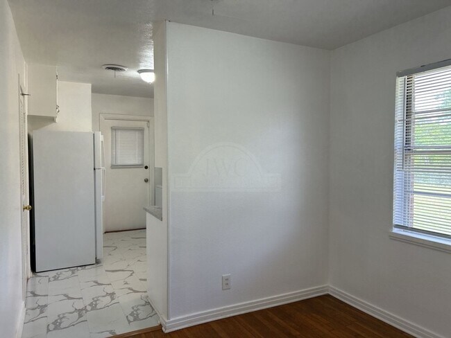 Building Photo - 2309 Sunny Ln